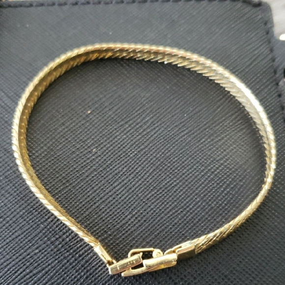 Elegant Gold Necklace and Bracelet Set - Picture 3 of 4